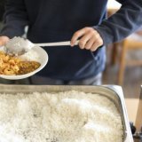 Le restaurant du collège de Nyon-Marens est le premier établissement vaudois à recevoir le label Fourchette verte "Ama Terra" (photo d'illustration). KEYSTONE/GAETAN BALLY